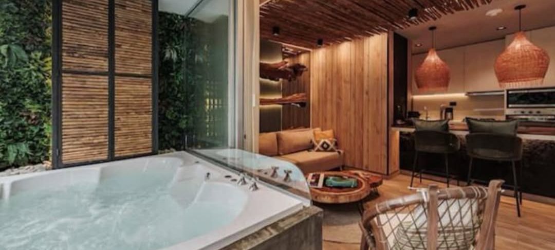 Jacuzzi junto a la cocina en madera