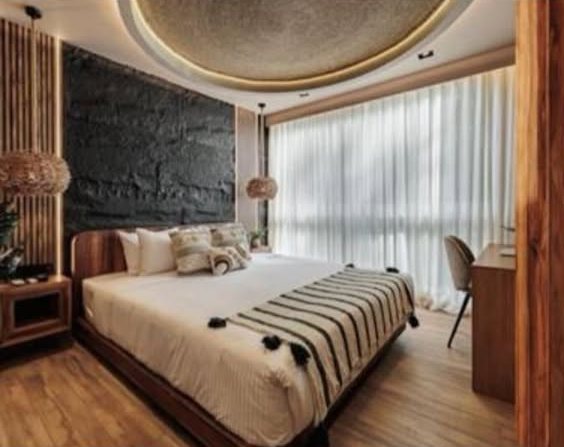 Habitación con cama doble y cortinas de lino