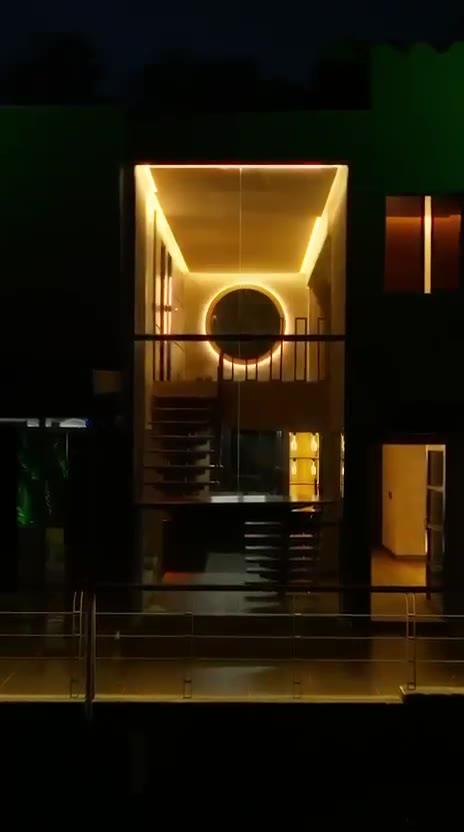 Fachada con círculo de luz