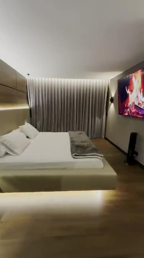 Suite con cama iluminada