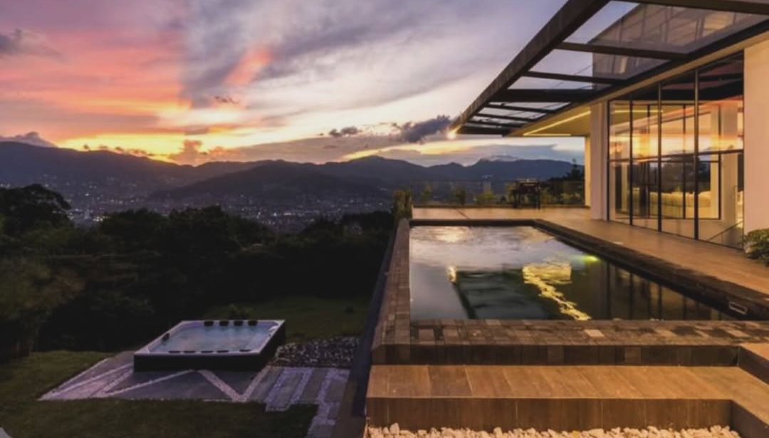 Piscina y jacuzzi frente al valle al atardecer