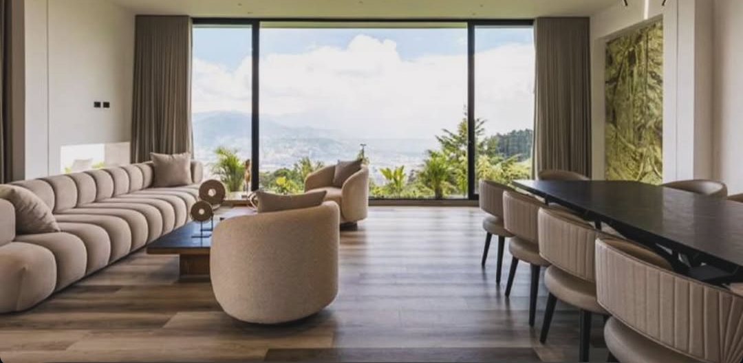 Sala y comedor con ventanal hacia las montañas