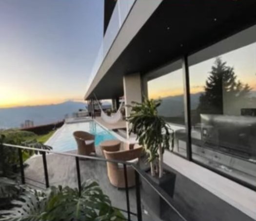 Piscina en el borde con vista a las montañas